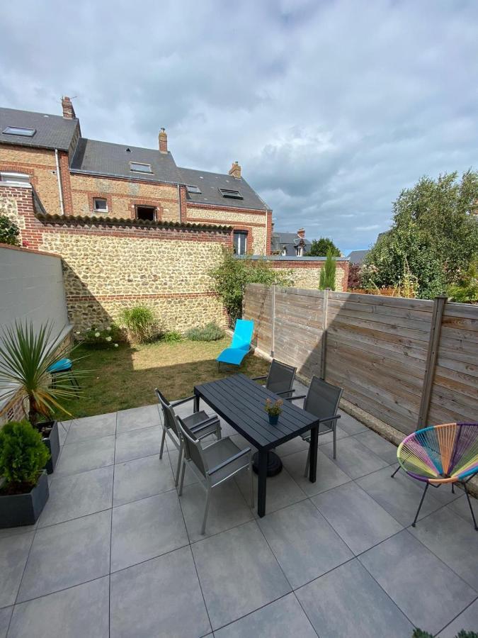Petite Maison De *